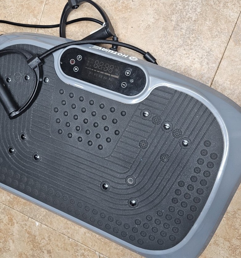 HOTWAVE vibration plate with resistance bands