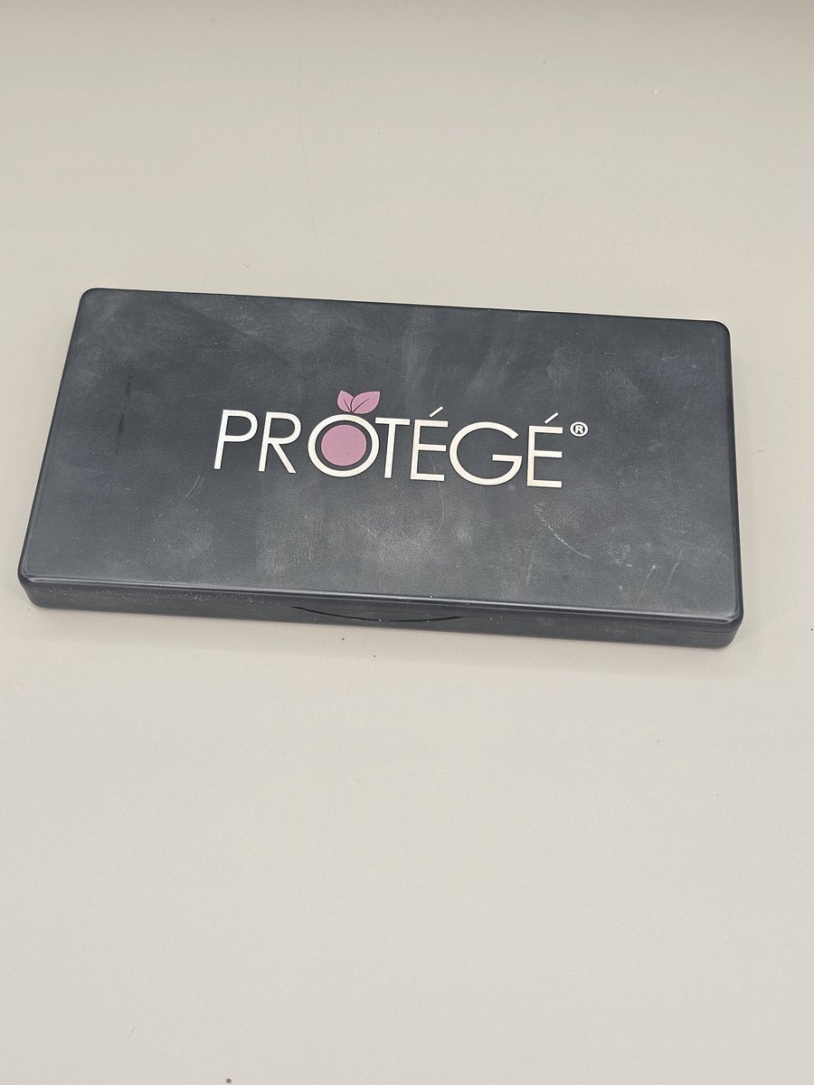 Root touch-up hair color powder compact with brush